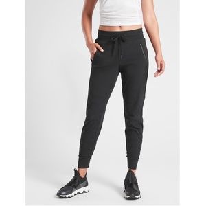 Athleta Trekkie North Jogger Black size 6, EUC